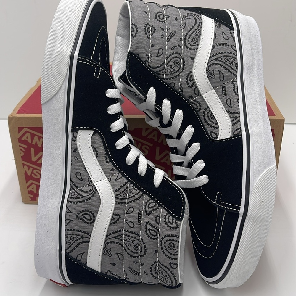 Vans Men’s Sk8-Hi Paisley Gray/True White
VN0005U9BGJ
Sneakerss - Picture 11 of 16